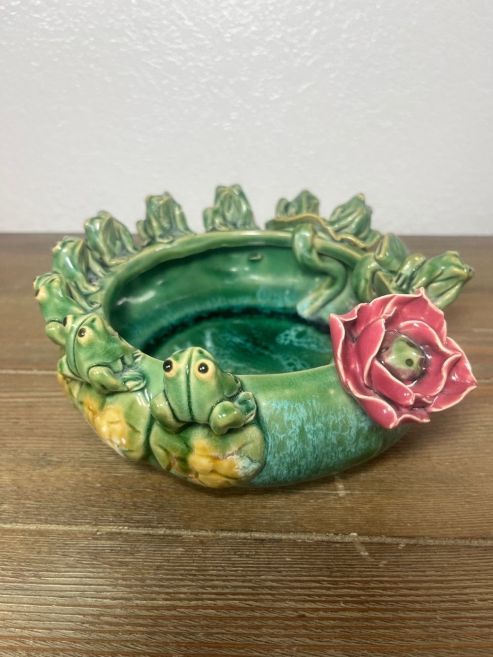 Rare Vintage Art Pottery Welled Mojolica Frogs & Lily Pad Bowl/Planter 7.5”